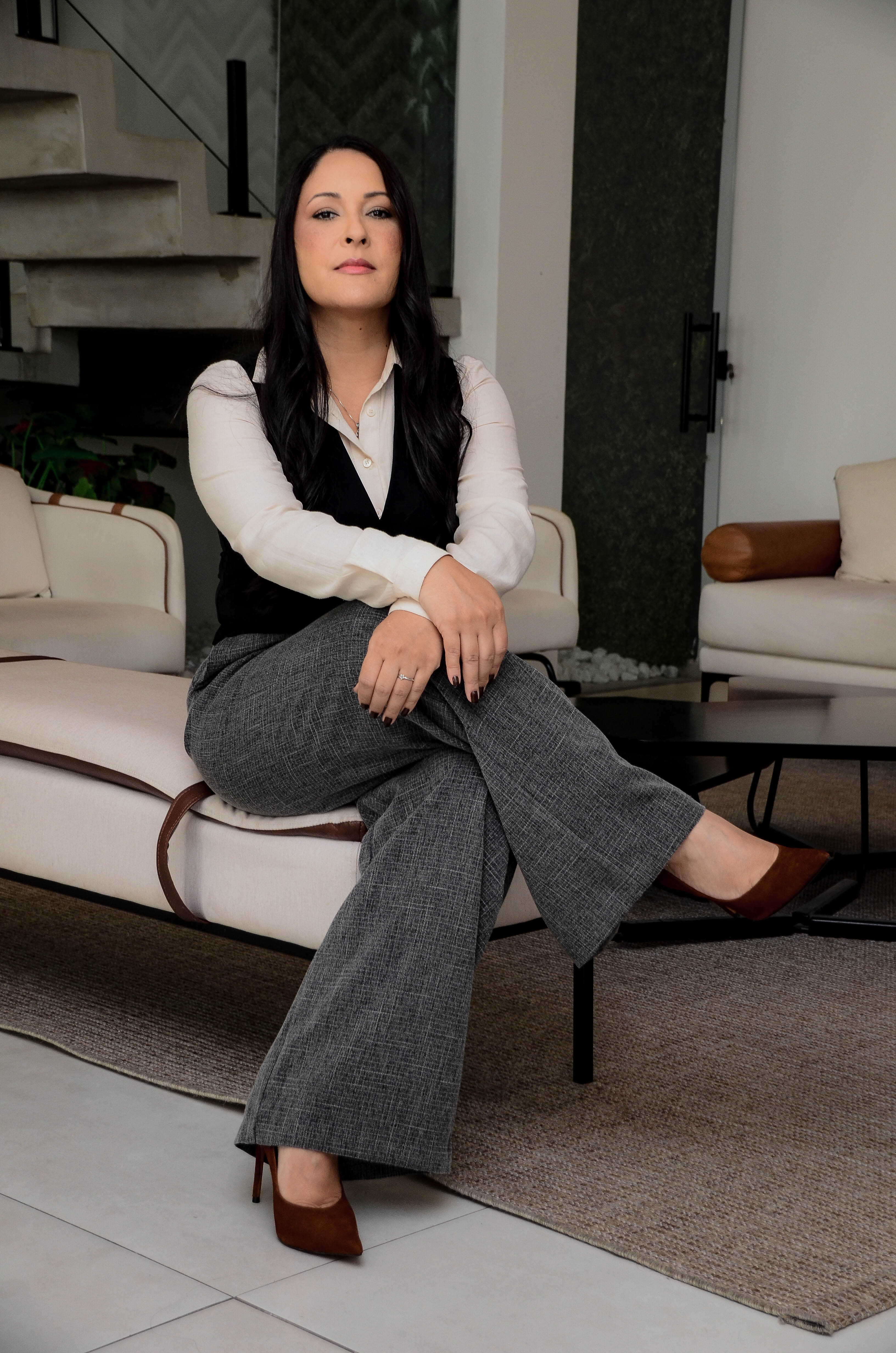 Dra. Telma Souza sentada em ambiente profissional